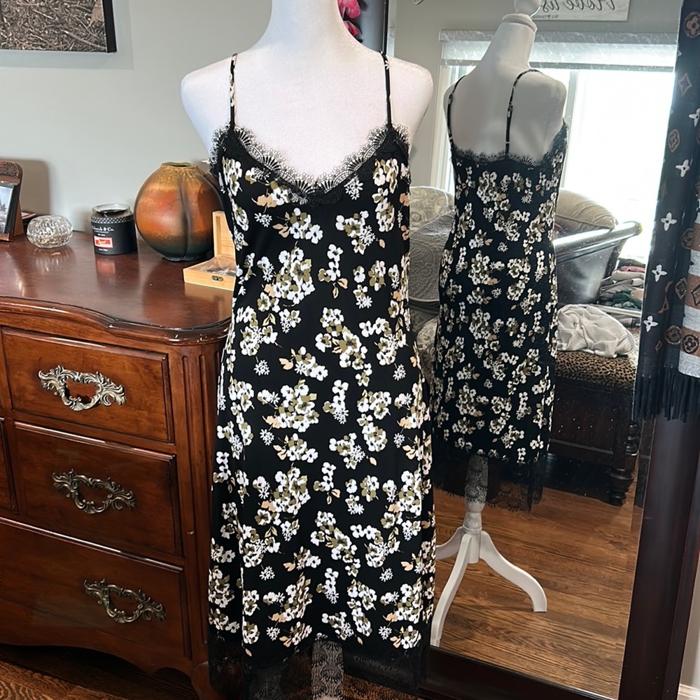 Dress with spaghetti straps with lace around